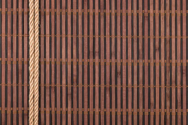 Dos cuerdas tendidas en una alfombra de bambú —  Fotos de Stock