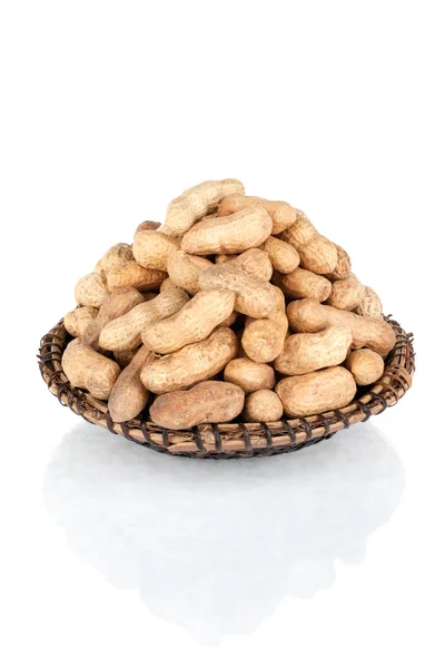 Amendoim seco no prato isolado — Fotografia de Stock