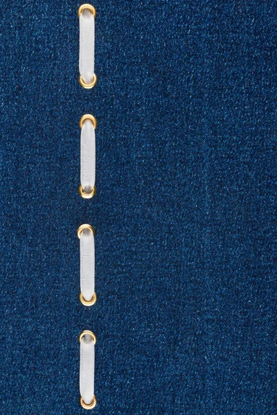Модний фон, біла атласна стрічка, вставлена в джинс — стокове фото