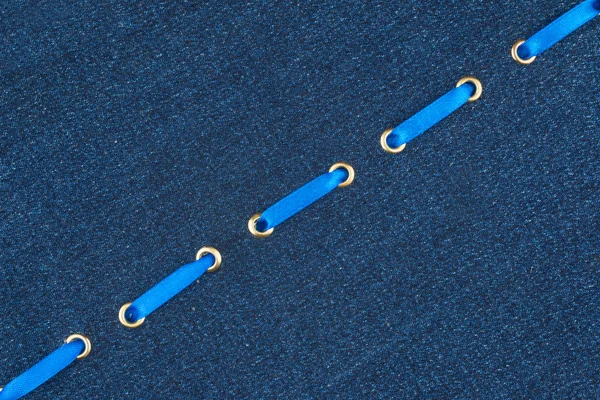 Модный фон, синяя атласная лента в джинсе — стоковое фото