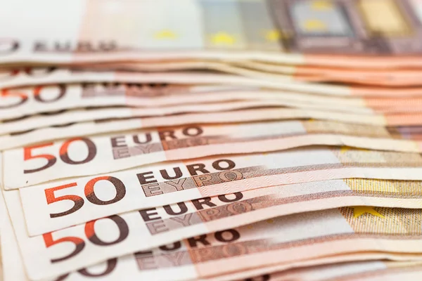 Diverse cinquanta banconote in euro accatastate. Concetto monetario in euro — Foto Stock
