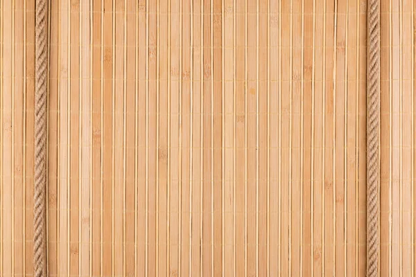 Duas cordas deitadas em um tapete de bambu — Fotografia de Stock