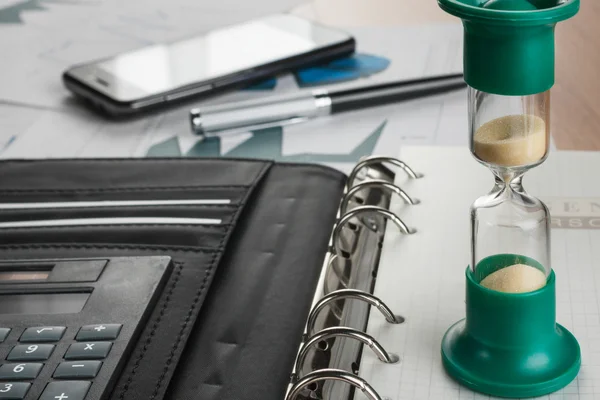 Sanduhr auf dem Tisch — Stockfoto