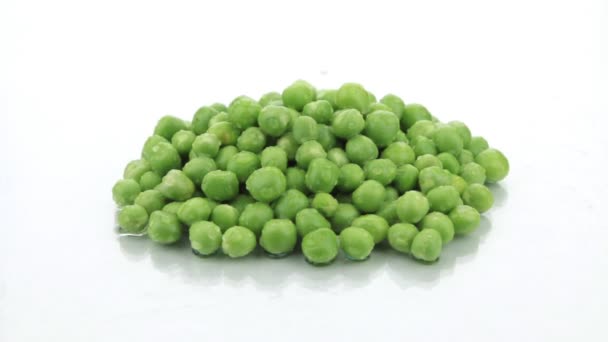 Zoom heap of ripe, fresh green peas in the drops of dew — Stock Video