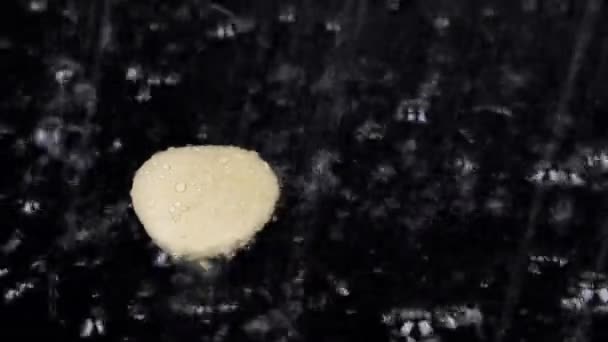 Падаючий дощ падає у воду з білим каменем — стокове відео