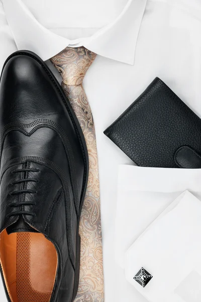 Men's classic accessories: shirt, tie, shoes, as a backdrop — Stock Photo, Image