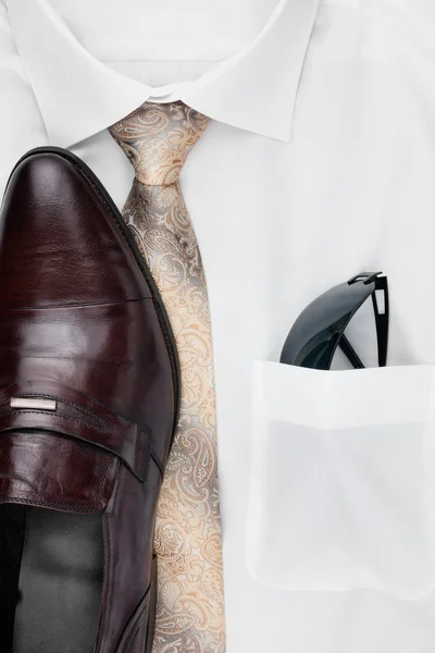 Mannen klassieke accessoires: overhemd, stropdas, schoenen, als achtergrond — Stockfoto