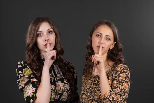 Zwei Freundinnen werden gebeten, zu schweigen, niemandem davon zu erzählen — Stockfoto