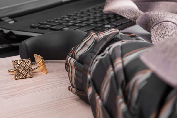 Mode en Business, notebook en manchetknopen op een houten tafel — Stockfoto