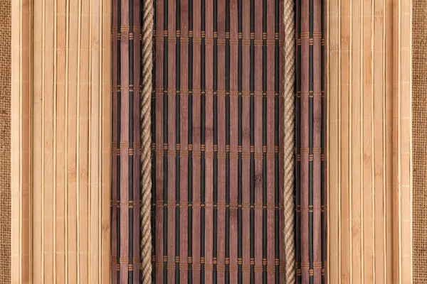 Бамбуковий килимок скручений у вигляді манускрипту і мотузки на вереску — стокове фото