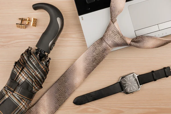 Mode och affärer, anteckningsbok och slips på ett träbord som bakgrund — Stockfoto