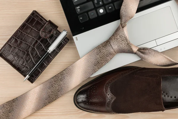 Moda e negócios, caderno, sapatos e gravata em uma mesa de madeira como fundo — Fotografia de Stock