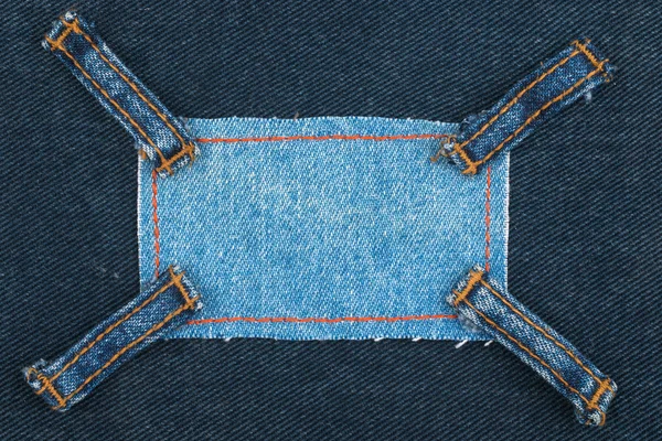 Рамка з джинсу з чотирма ременями джинсів, лежить на темному джинсі , — стокове фото