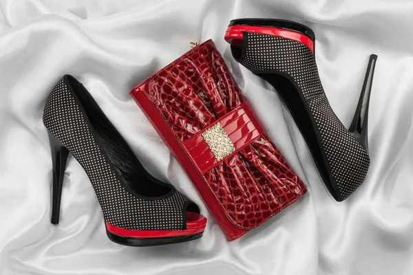 Red lacquer bag and shoes with toeless on a white — Stock Photo, Image