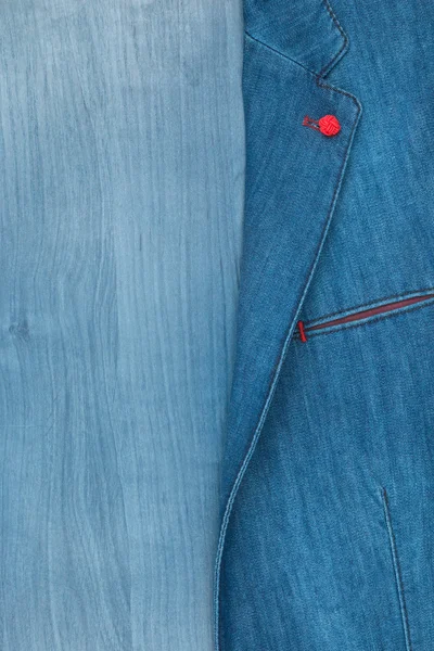 Джинсова куртка лежить на дерев'яній поверхні — стокове фото
