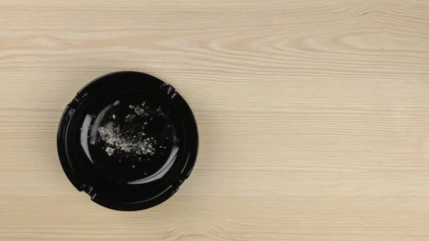 Kül tablası içine kapalı titremeye bir puro Sigara — Stok video