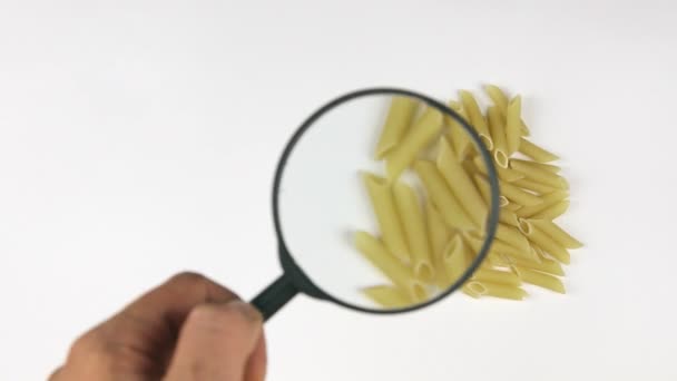 Verre grossissant augmente les pâtes, mouvement vers le haut — Video