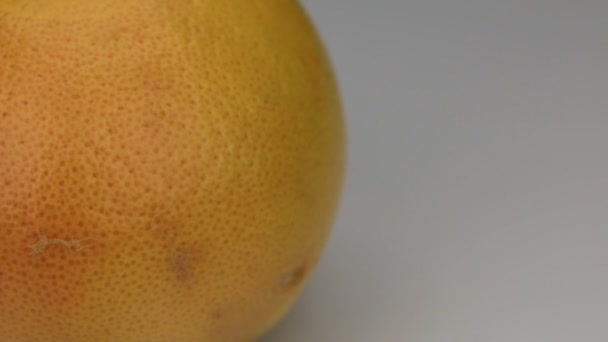 Rotación de cerca del pomelo, sobre un fondo blanco — Vídeos de Stock