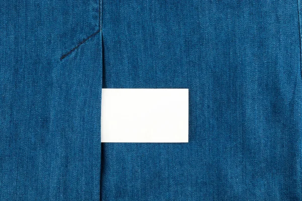 ブルー ジーンズのポケットにコピー スペースを持つ空白の名刺 — ストック写真