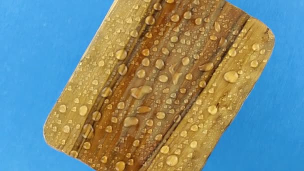 Egy régi fa deszka forgatása az esőcseppekben. Szél fúj az esőcseppekre — Stock videók