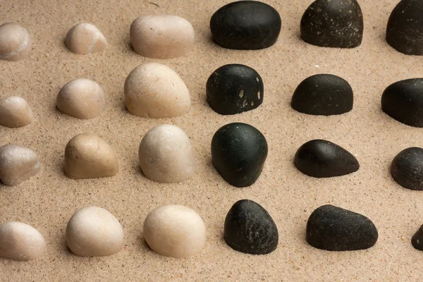 Kamienie wystające z piasku — Zdjęcie stockowe