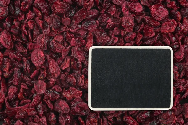 Pointer, the price tag lies on dried  cranberry — Stock Photo, Image