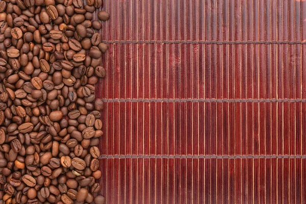 Kawa, leżącego na mat bambusowych — Zdjęcie stockowe