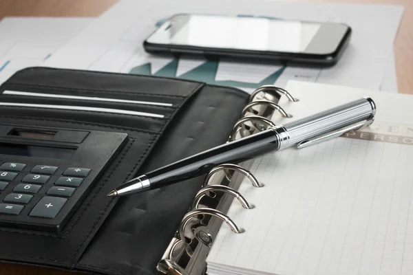 Pen on diary on the background of  phone — Stock Photo, Image