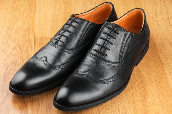 Klasické Pánské boty postavit na dřevěnou podlahu — Stock fotografie