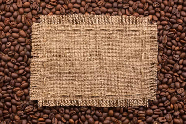 Quadro de serapilheira e grãos de café deitado sobre um fundo branco — Fotografia de Stock