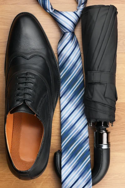 Classic men's shoes, tie, umbrella on the wooden floor — Stock Photo, Image