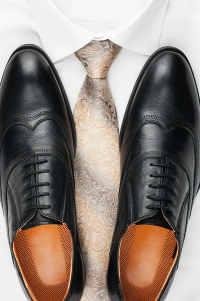 Scarpe classiche da uomo, cravatta e camicia bianca — Foto Stock