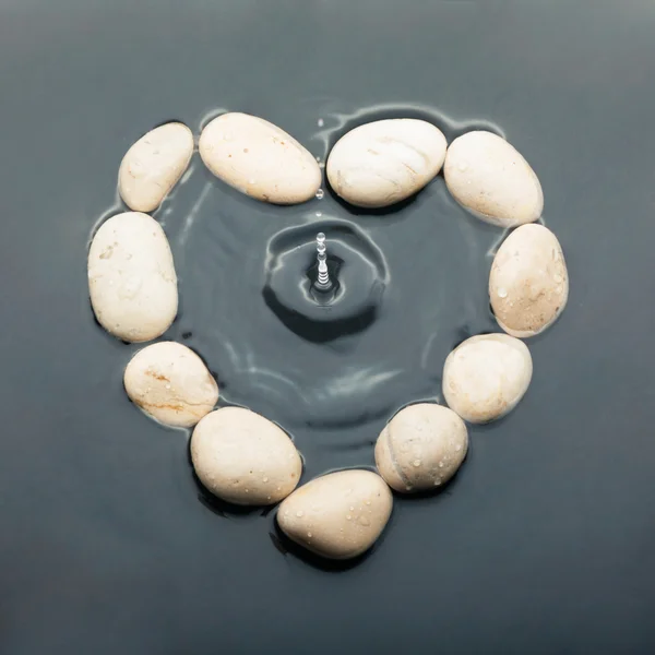 Konzeptionelles Herz der Steine im Wasser — Stockfoto