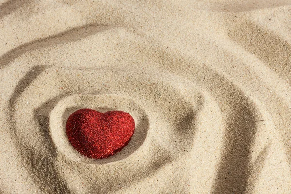 모래에 상징적인 심장 — 스톡 사진