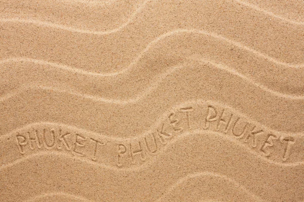 Phuket-Inschrift auf dem welligen Sand — Stockfoto