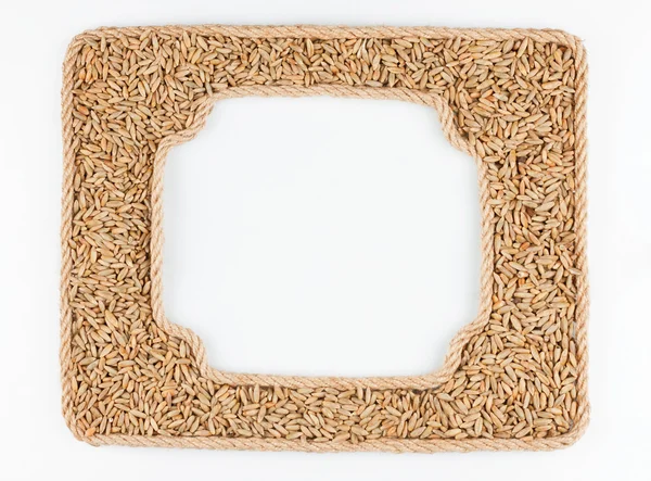 Два кадра веревки с ржаным зерном на белом фоне — стоковое фото