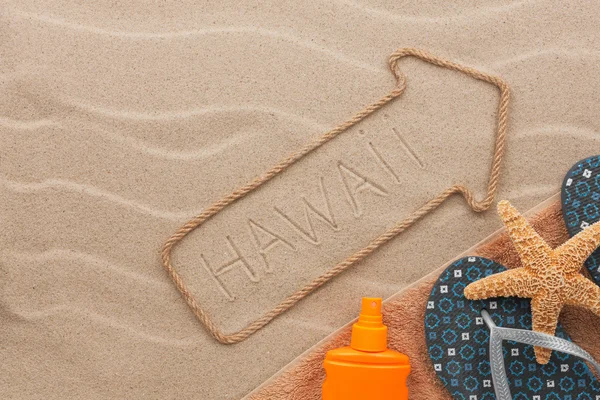 Hawaii pointer and beach accessories lying on the sand — Stock Photo, Image