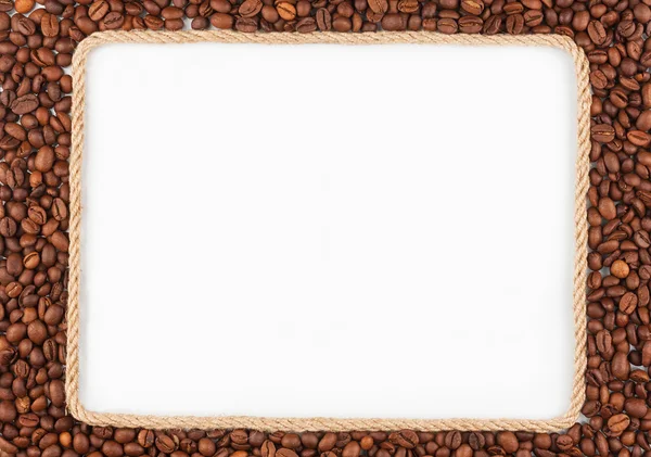 Quadro feito de corda com grãos de café deitado em um backgrou branco — Fotografia de Stock