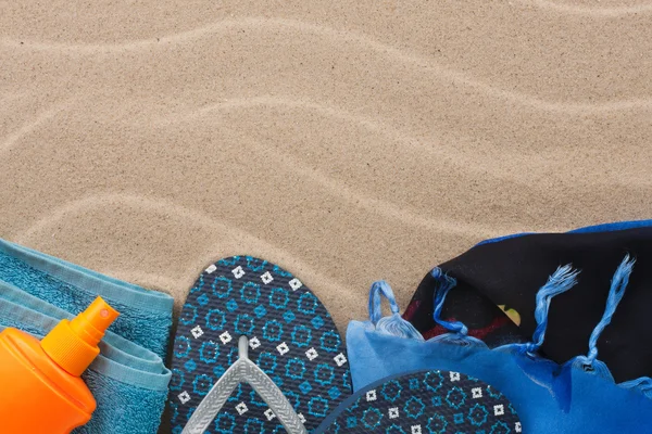 Tillbehör för stranden ligger på sanden — Stockfoto