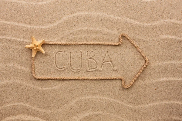 Стрела из веревки и морских раковин со словом Куба на песке — стоковое фото