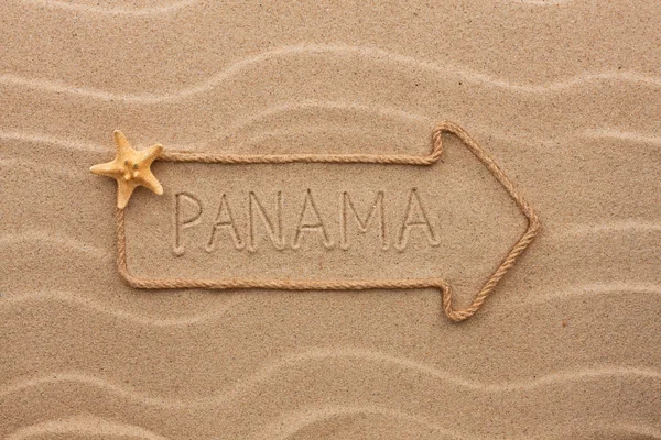 Pfeil aus Seil und Muscheln mit dem Wort panama auf der sa — Stockfoto