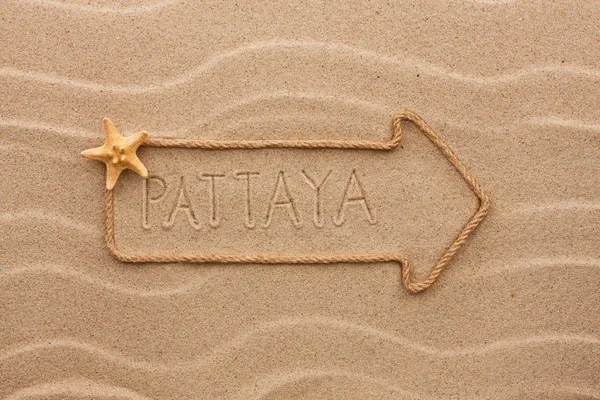 Стрілку з мотузкою і море черепашок зі словом Паттайя на екрані Ліцензійні Стокові Фото