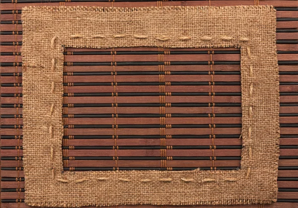 Каркас мішковини, лежить на бамбуковому килимку — стокове фото