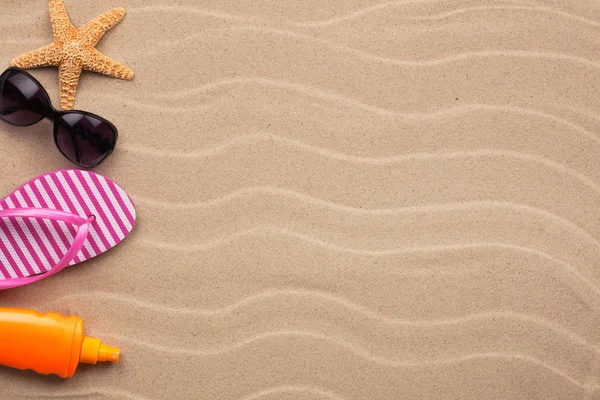 Tillbehör för stranden ligger på sanden, med plats för din — Stockfoto