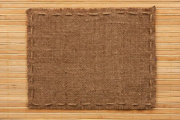 Quadro de serapilheira, encontra-se em um fundo de esteira de bambu — Fotografia de Stock