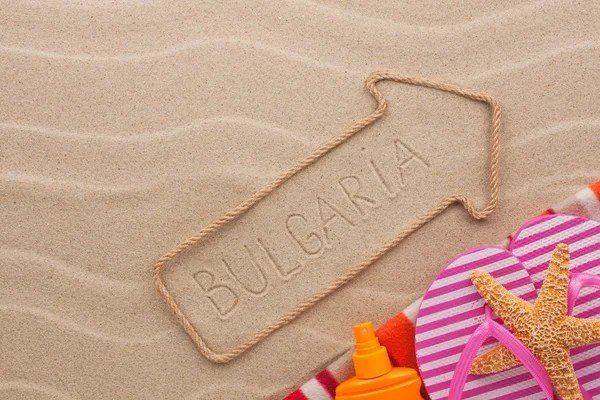 Kum üzerine yalan Bulgaristan işaretçi ve plaj aksesuarları