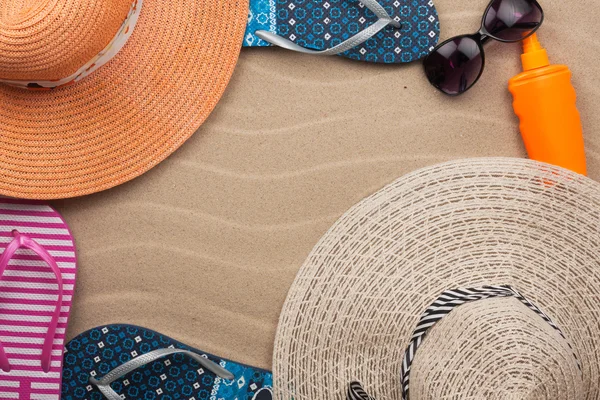 Accessories for the beach lying on the sand — Stock Photo, Image