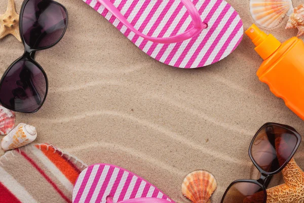 Accessories for the beach lying on the sand — Stock Photo, Image