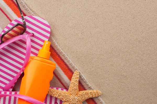 Accessories for the beach lying on the sand — Stock Photo, Image