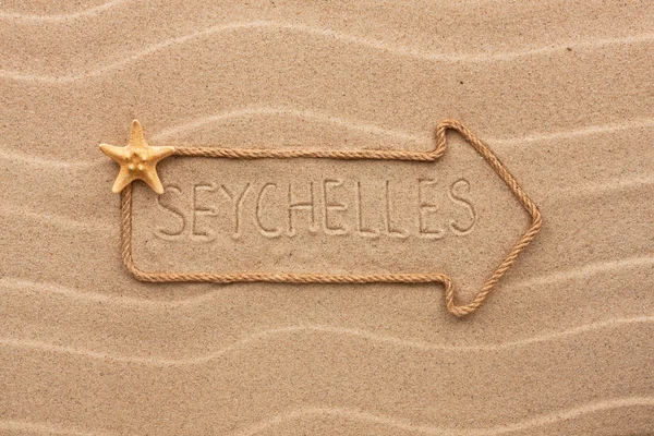 Arrow made of rope and sea shells with the word Seychelles on th — Stock Photo, Image